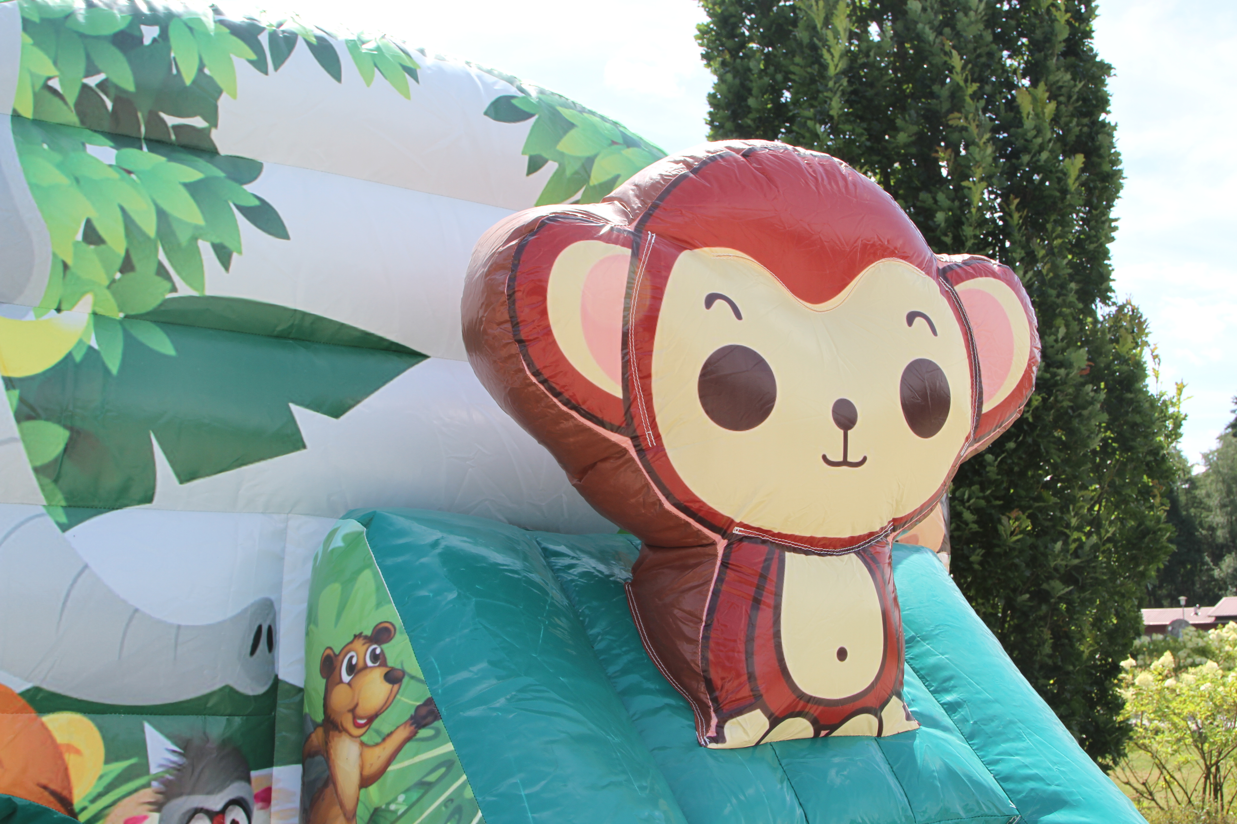 Springkussen 3,9x2,8 m - kleine aap in de jungle